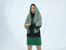 Laden Sie das Bild in den Galerie-Viewer, Oleana Dada direction Schal in Green stripe