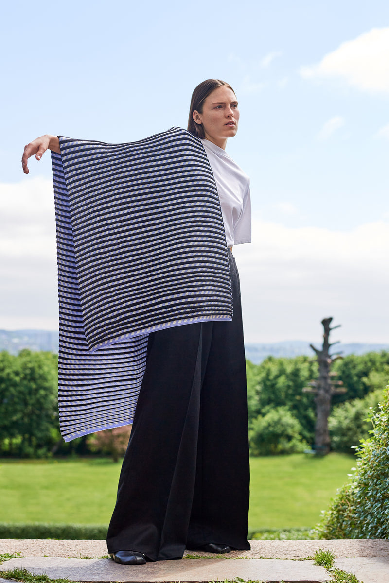Square angle wrap in der Farbe black line OLEANA NORDIC FASHION