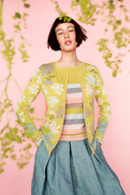 Laden Sie das Bild in den Galerie-Viewer, Oleana Peonies Cardigan in Gelbgrün