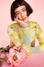 Laden Sie das Bild in den Galerie-Viewer, Oleana Peonies Cardigan in Gelbgrün
