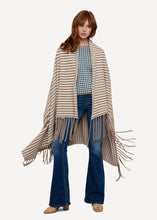 Laden Sie das Bild in den Galerie-Viewer, Oleana Jaunty jewel throw in der Farbe Soft Beige