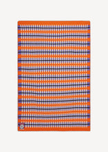 Laden Sie das Bild in den Galerie-Viewer, Oleana Wolldecke Design Otti blanket in International orange
