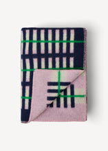 Laden Sie das Bild in den Galerie-Viewer, Oleana Wolldecke Design Otti blanket in Green maker
