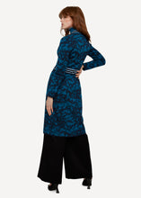 Laden Sie das Bild in den Galerie-Viewer, Oleana Splatter Workdress in der Farbe Indigo