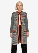 Laden Sie das Bild in den Galerie-Viewer, Oleana Cheeky Jacquard Longcardigan in Schwarz / Weiß