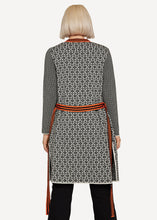 Laden Sie das Bild in den Galerie-Viewer, Oleana Cheeky Jacquard Longcardigan in Schwarz / Weiß