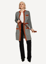 Laden Sie das Bild in den Galerie-Viewer, Oleana Cheeky Jacquard Longcardigan in Schwarz / Weiß