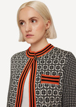 Laden Sie das Bild in den Galerie-Viewer, Oleana Cheeky Jacquard Longcardigan in Schwarz / Weiß