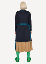 Laden Sie das Bild in den Galerie-Viewer, Oleana Cheeky Jacquard Longcardigan in Blau