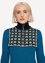 Laden Sie das Bild in den Galerie-Viewer, Oleana Arne Agryle Bib Kragen in Schwarz