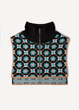 Laden Sie das Bild in den Galerie-Viewer, Oleana Arne Agryle Bib Kragen in Schwarz