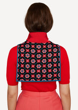 Laden Sie das Bild in den Galerie-Viewer, Oleana Arne Agryle Bib Kragen in Rot