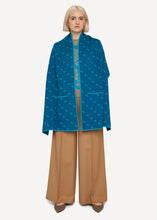 Laden Sie das Bild in den Galerie-Viewer, Oleana Upward, Onward Cape in der Farbe Enamel