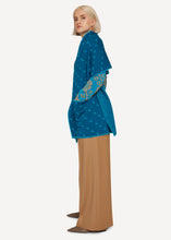 Laden Sie das Bild in den Galerie-Viewer, Oleana Upward, Onward Cape in der Farbe Enamel