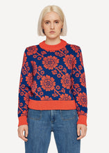 Laden Sie das Bild in den Galerie-Viewer, Oleana Spinning Jenny Pullover in der Farbe Blue carrot 616E
