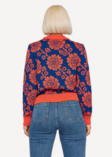 Laden Sie das Bild in den Galerie-Viewer, Oleana Spinning Jenny Pullover in der Farbe Blue carrot 616E