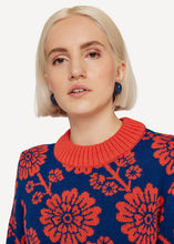 Laden Sie das Bild in den Galerie-Viewer, Oleana Spinning Jenny Pullover in der Farbe Blue carrot 616E