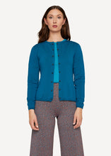 Laden Sie das Bild in den Galerie-Viewer, Oleana Carbon copy Cardigan in der Farbe Cerulean sea