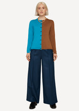 Laden Sie das Bild in den Galerie-Viewer, Oleana Complmentary Cardigan in der Farbe Verdigis