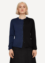 Laden Sie das Bild in den Galerie-Viewer, Oleana Complementary Cardigan in der Farbe Ocean depth