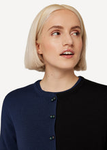 Laden Sie das Bild in den Galerie-Viewer, Oleana Complementary Cardigan in der Farbe Ocean depth