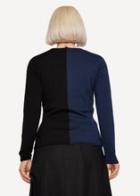 Laden Sie das Bild in den Galerie-Viewer, Oleana Complementary Cardigan in der Farbe Ocean depth