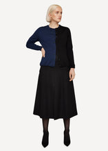 Laden Sie das Bild in den Galerie-Viewer, Oleana Complementary Cardigan in der Farbe Ocean depth