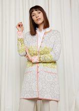 Laden Sie das Bild in den Galerie-Viewer, Oleana Long Cardigan Marit in Hellgrau mit farblichen Akzenten