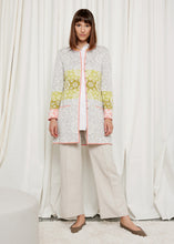 Laden Sie das Bild in den Galerie-Viewer, Oleana Long Cardigan Marit in Hellgrau mit farblichen Akzenten