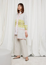 Laden Sie das Bild in den Galerie-Viewer, Oleana Long Cardigan Marit in Hellgrau mit farblichen Akzenten