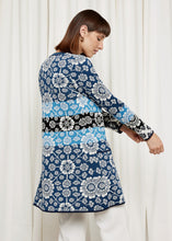 Laden Sie das Bild in den Galerie-Viewer, Oleana Long Cardigan Marit in Blau und Weiß