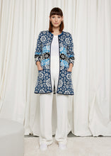 Laden Sie das Bild in den Galerie-Viewer, Oleana Long Cardigan Marit in Blau und Weiß