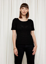 Laden Sie das Bild in den Galerie-Viewer, Oleana Knit lace top in der Farbe Schwarz