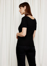 Laden Sie das Bild in den Galerie-Viewer, Oleana Knit lace top in der Farbe Schwarz
