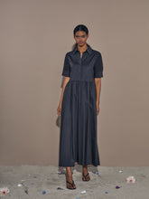 Laden Sie das Bild in den Galerie-Viewer, Kleid HARU von ARMARGENTUM in Schwarz