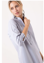 Laden Sie das Bild in den Galerie-Viewer, NARCISA Hemdblusenkleid in der Farbe Zement