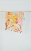 Laden Sie das Bild in den Galerie-Viewer, Friendly Hunting felted Cashmere Stole in Design Vanilla Sky