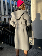 Laden Sie das Bild in den Galerie-Viewer, Lässiger Wollmantel von Victory in der Farbe Light grey