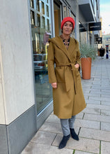 Laden Sie das Bild in den Galerie-Viewer, Lässiger Wollmantel von Victory in der Farbe Olive