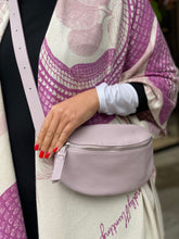 Laden Sie das Bild in den Galerie-Viewer, TIEFENBACHER LEHMANN HIP BAG mini in Lavendel mit Silber