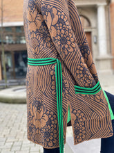 Laden Sie das Bild in den Galerie-Viewer, Oleana Sharpie cardigan in green higlighter