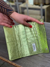 Laden Sie das Bild in den Galerie-Viewer, Zilla Brieftasche in der Farbe grün - cricket
