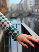 Laden Sie das Bild in den Galerie-Viewer, Oleana Pattern Paper Cardigan in Peach fizz