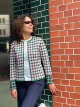 Laden Sie das Bild in den Galerie-Viewer, Oleana Pattern Paper Cardigan in Peach fizz