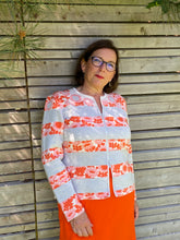 Laden Sie das Bild in den Galerie-Viewer, Oleana Darling buds Cardigan in soft peach