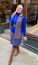 Laden Sie das Bild in den Galerie-Viewer, Fizzy Flora Kapuzenschal in Dazzling Blue