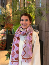 Laden Sie das Bild in den Galerie-Viewer, Friendly Hunting felted Cashmere Stole in Design Medina in der Farbe Mauve