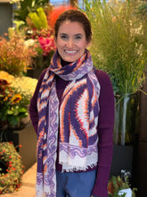 Laden Sie das Bild in den Galerie-Viewer, Friendly Hunting felted Cashmere Stole in Design Moiree