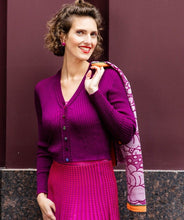 Laden Sie das Bild in den Galerie-Viewer, Oleana Collector´s Cardigan in Deep phlox