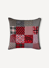 Laden Sie das Bild in den Galerie-Viewer, Oleana Kissen Quilt throw in der Farbe Radical beige